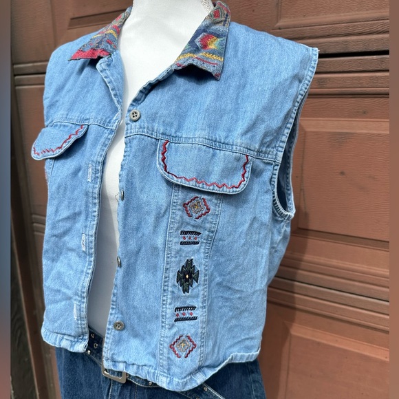 Embroidered Light Wash Denim Vest with Southwestern Collar - Picture 3 of 6
